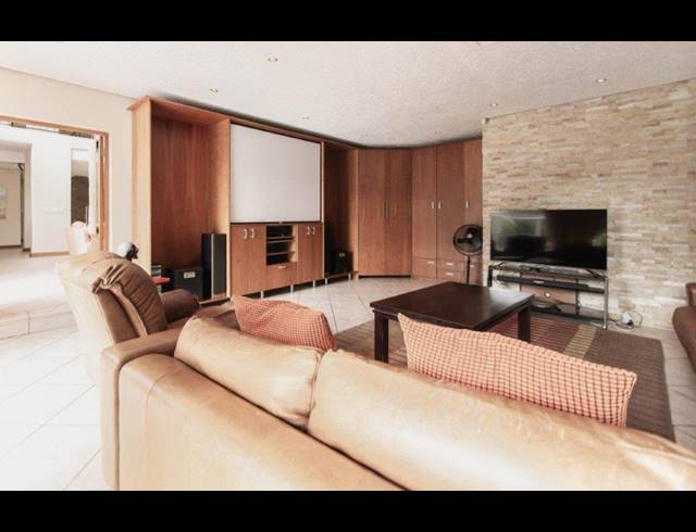 5 BEDROOM HOUSE FOR SALE IN DOWERGLEN EXT 4